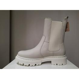 Overview second image: Chelsea boots off white